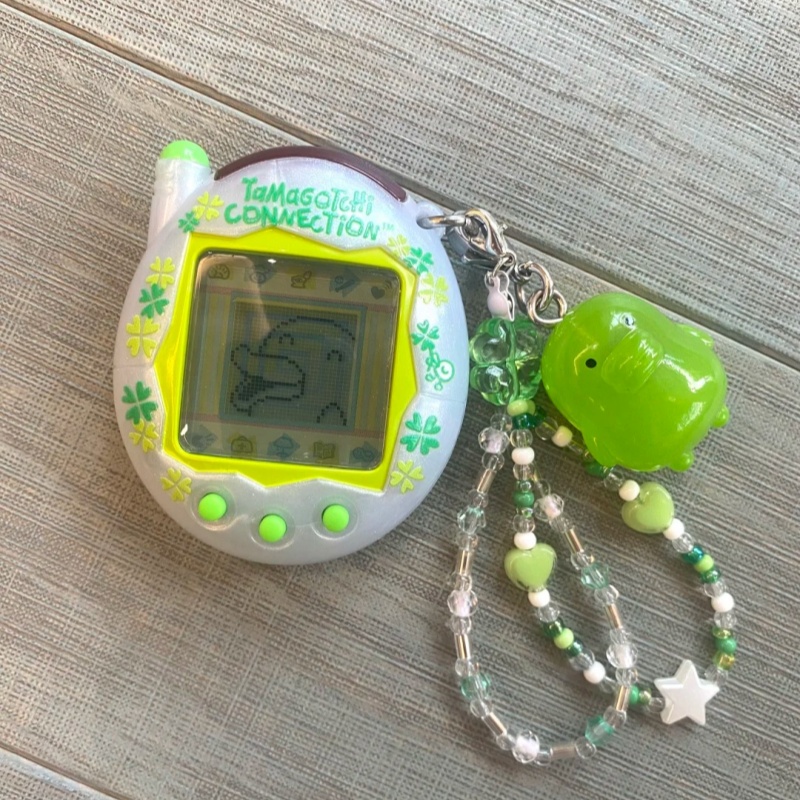 バンダイたまごっち コネクションバージョン - 新しい四つ葉 - Bandai Model Tamagotchi のレビューと価格
